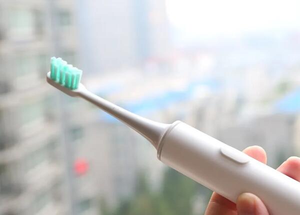電動牙刷會對牙齒造成傷害嗎？原來牙齒受損與這兩者有關