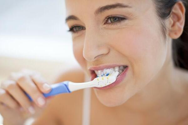 正確使用聲波電動牙刷刷牙方法