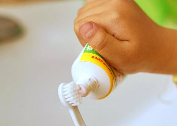 兒童聲波牙刷怎么用