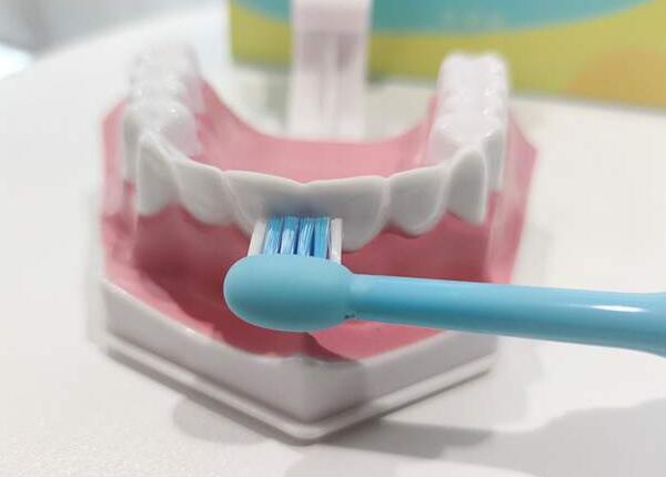 兒童用電動牙刷的利弊了解，掌握孩子的口腔健康