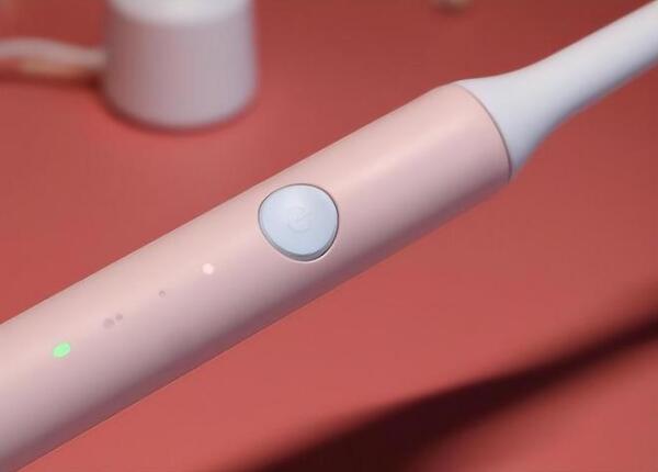 初次使用電動牙刷充電注意事項 初次使用電動牙刷充電注意事項