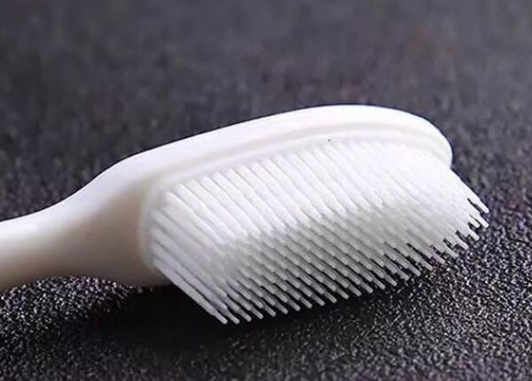 硅膠納米牙刷大頭好用嗎？硅膠納米牙刷優(yōu)勢與使用事項(xiàng)